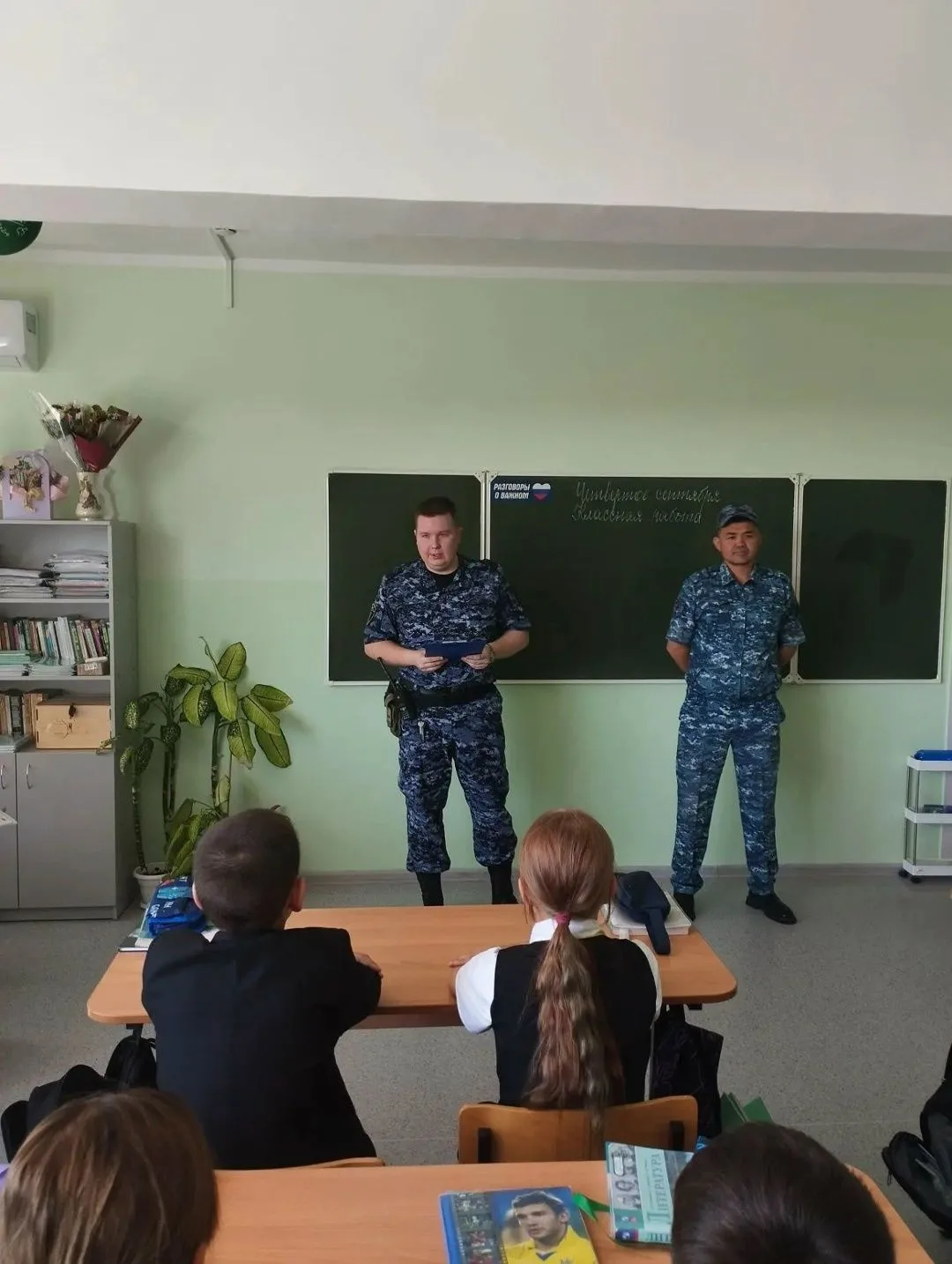В гости к 5 «А» классу пришли сотрудники Росгвардии.                        Тема беседы...