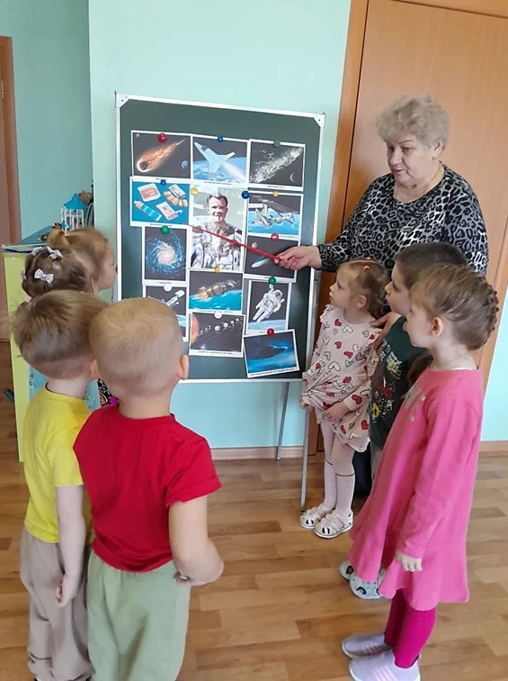Тематический день, посвящённый Дню космонавтики, прошёл в средней группе «Медвежата».