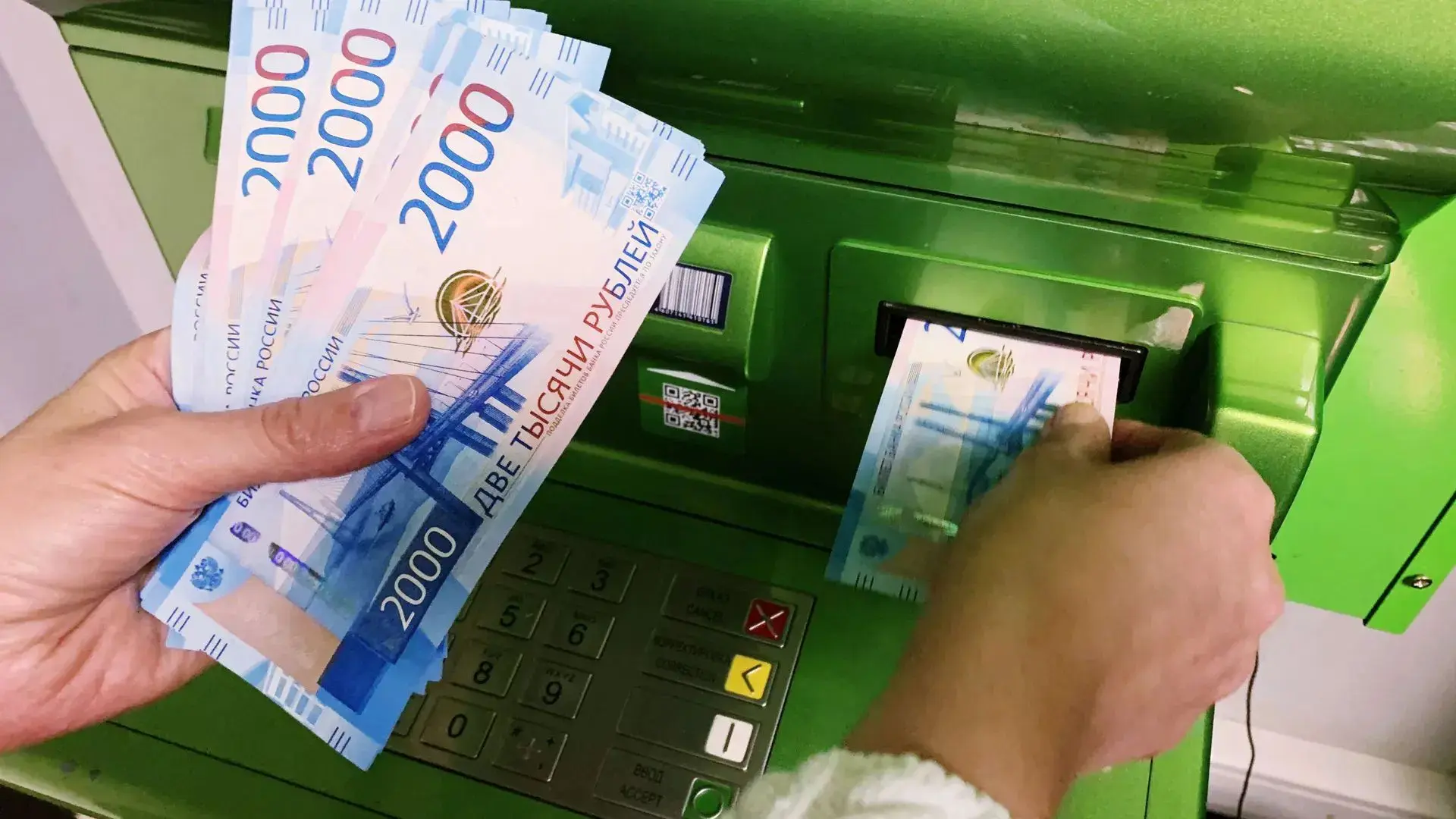 Россияне смогут пополнять счета в банке через сторонние банкоматы.