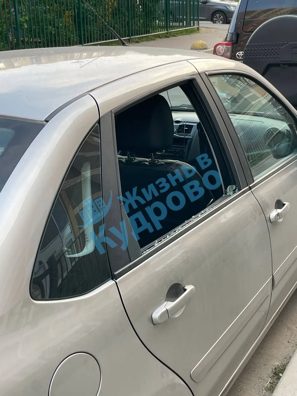 Стоит гранта с разбитым стеклом напротив стоянки на Каштановой алее.  Из предложки