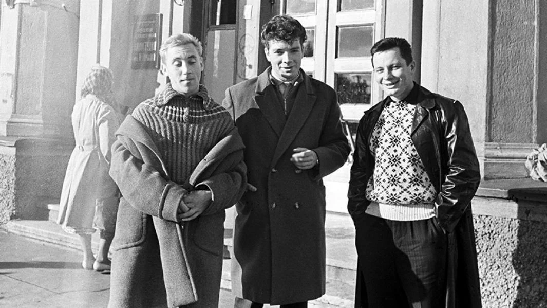 Эта фотография была сделана в апреле 1963 года в Москве на фоне входа в киностудию имен...