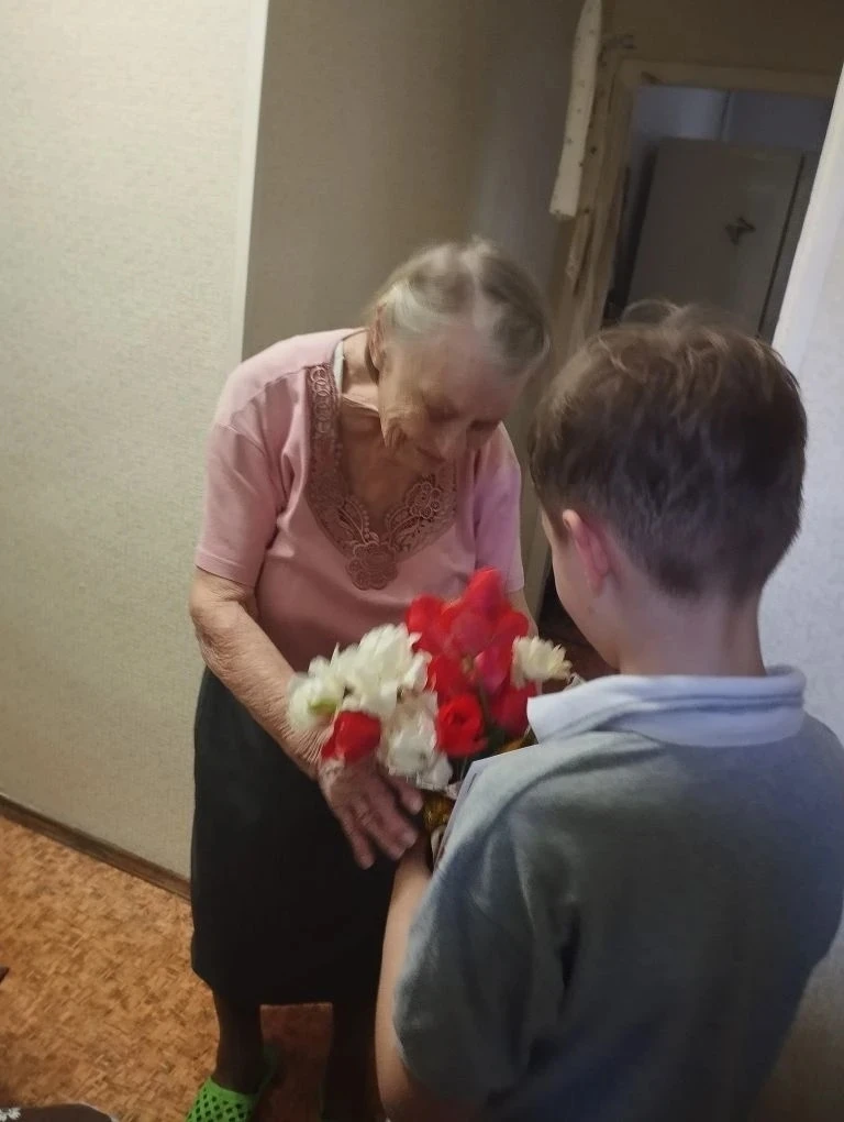 Ученики 2 класса МОУ-Лицей2  поздравили Быкову Галину Васильевну с днем Победы. В годы ...