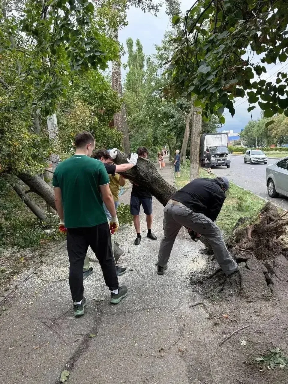 ⛈️В Пролетарском районе продолжается ликвидация последствий непогоды