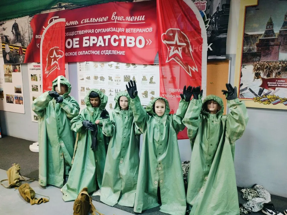 🪖 Команда казачат‑юнармейцев готовится к «Зарнице»! 🪖  Наши юные патриоты приступили к серьёзной под