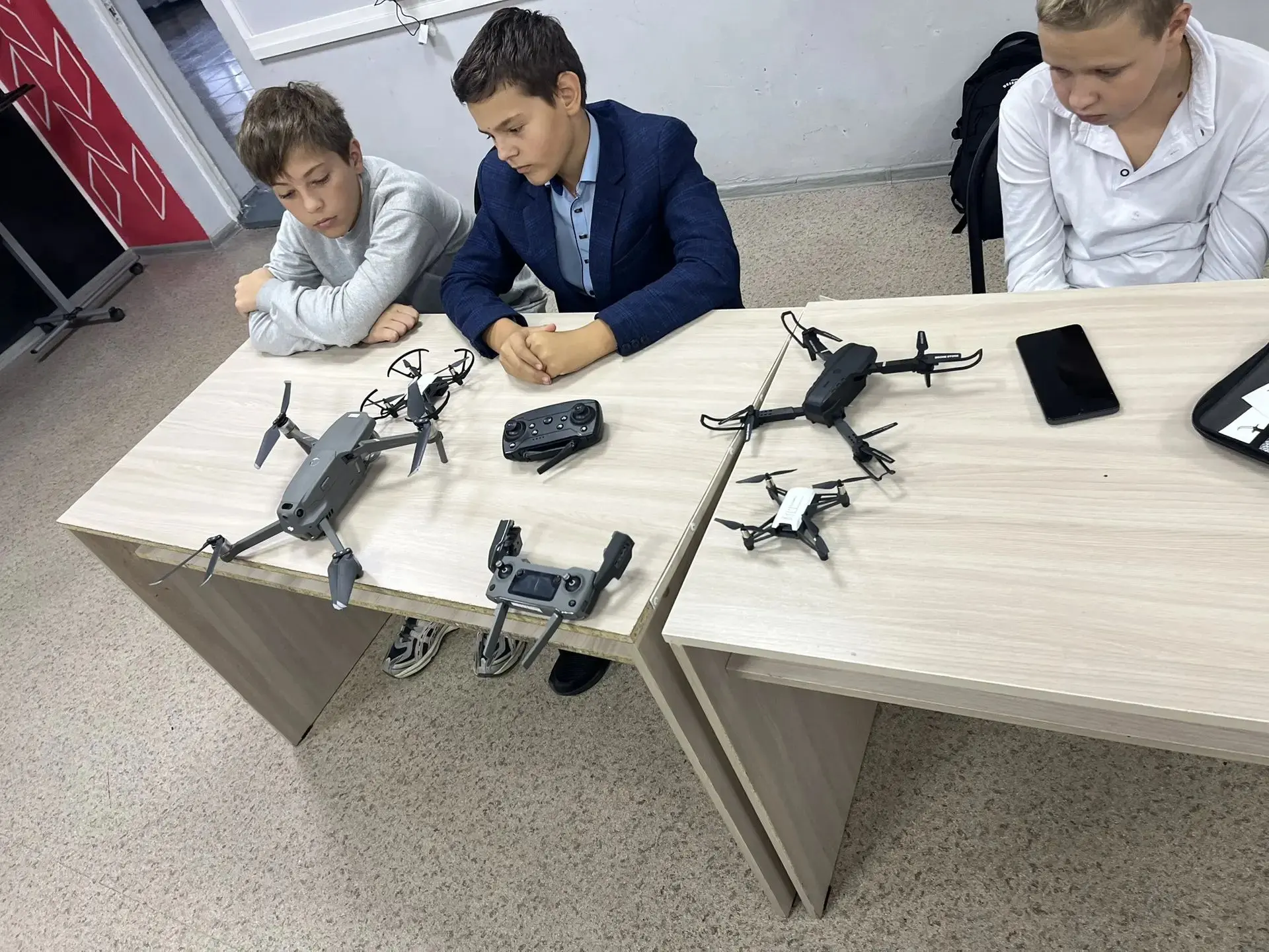 Сегодня 29 сентября прошло занятие по Направлению Квадрокоптеры. На котором ребята позн...