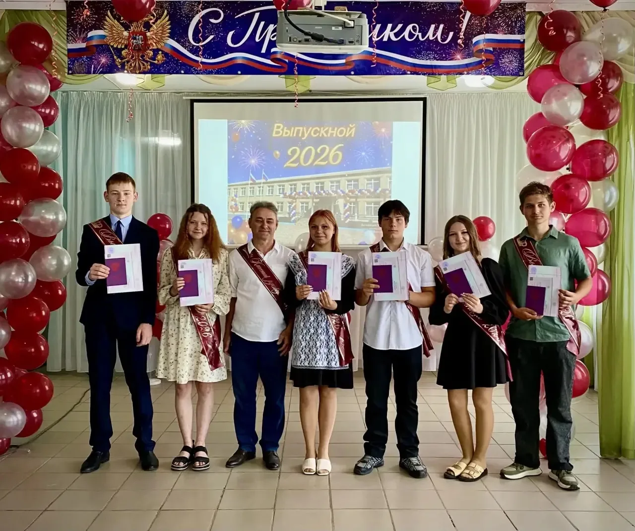 🎓Сегодня выпускникам 9-го класса ГБОУ ЛНР «Алексеевской СШ» были вручены аттестаты! Этот день навсе