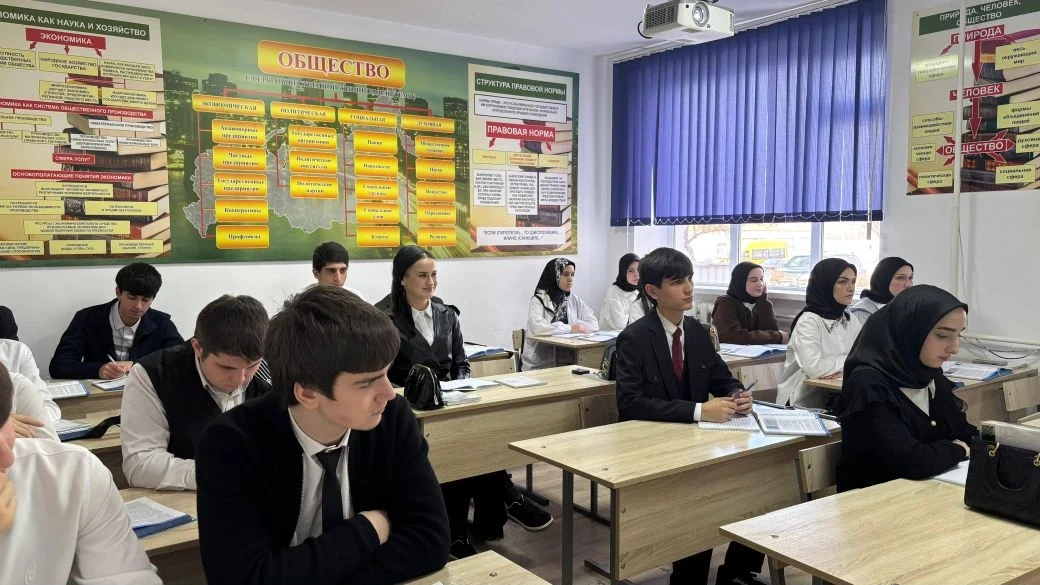Советник директора по воспитанию Дагаев Ж.Н. совместно с преподавателем истории Махмудовой Р.К. пров