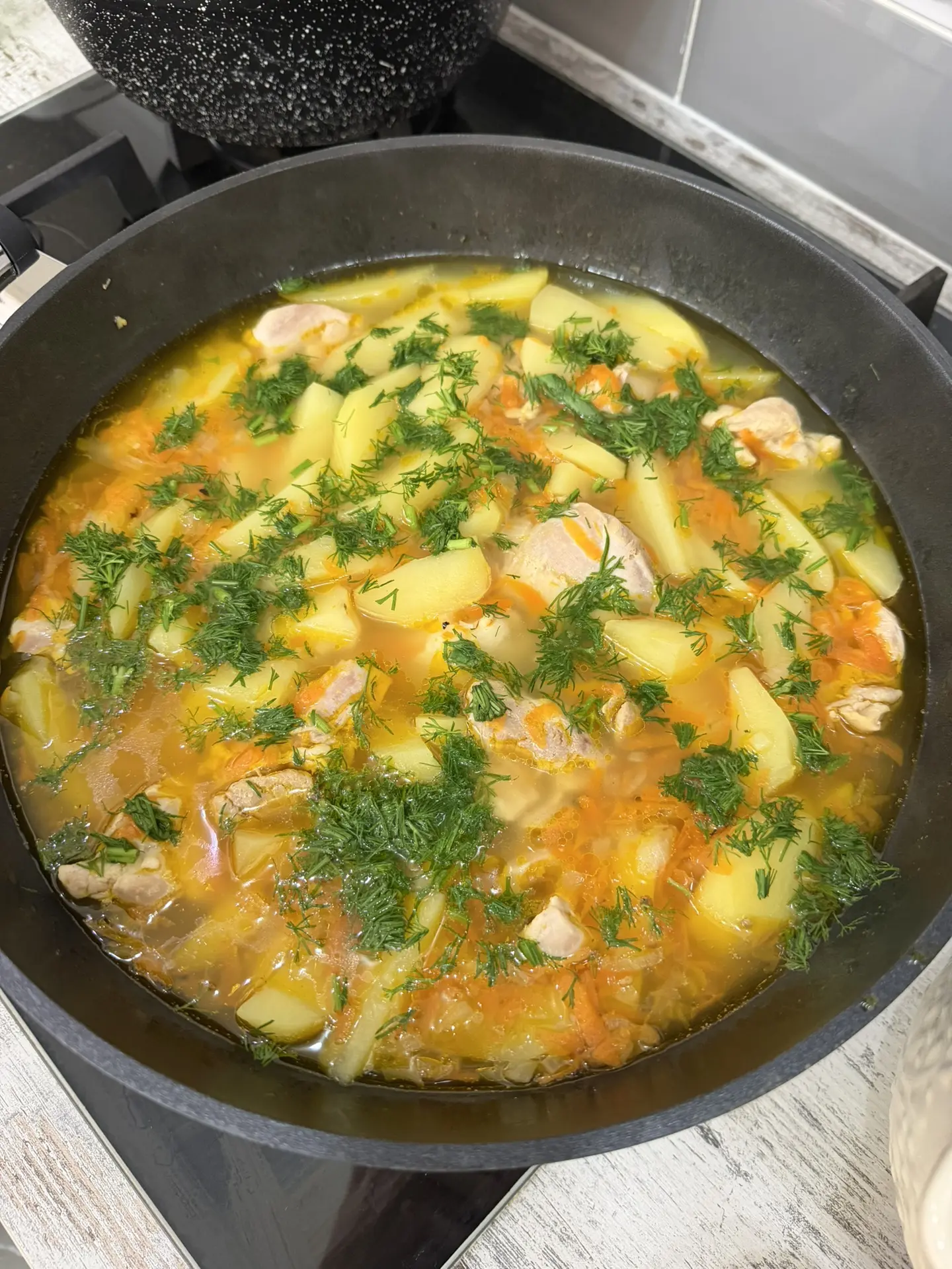Окрошку едим и ели всю жизнь на кефире(сметане,айране) обожаю её😋