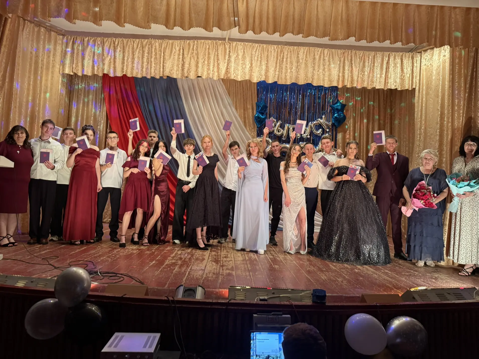 🎉 Сегодня особенный день — наши девятиклассники получили аттестаты! 🎉