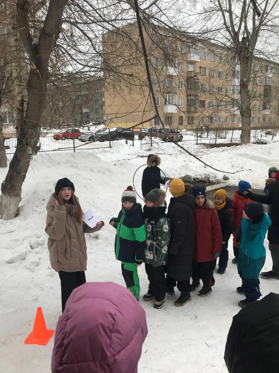 Вчера в  1-2 классах прошла «Зарничка»!  Мальчики и папы проходили испытания на станциях: строили пе