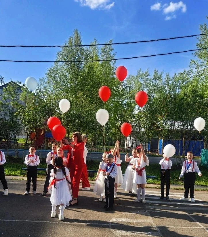 Закончен бал и догорают встречи,