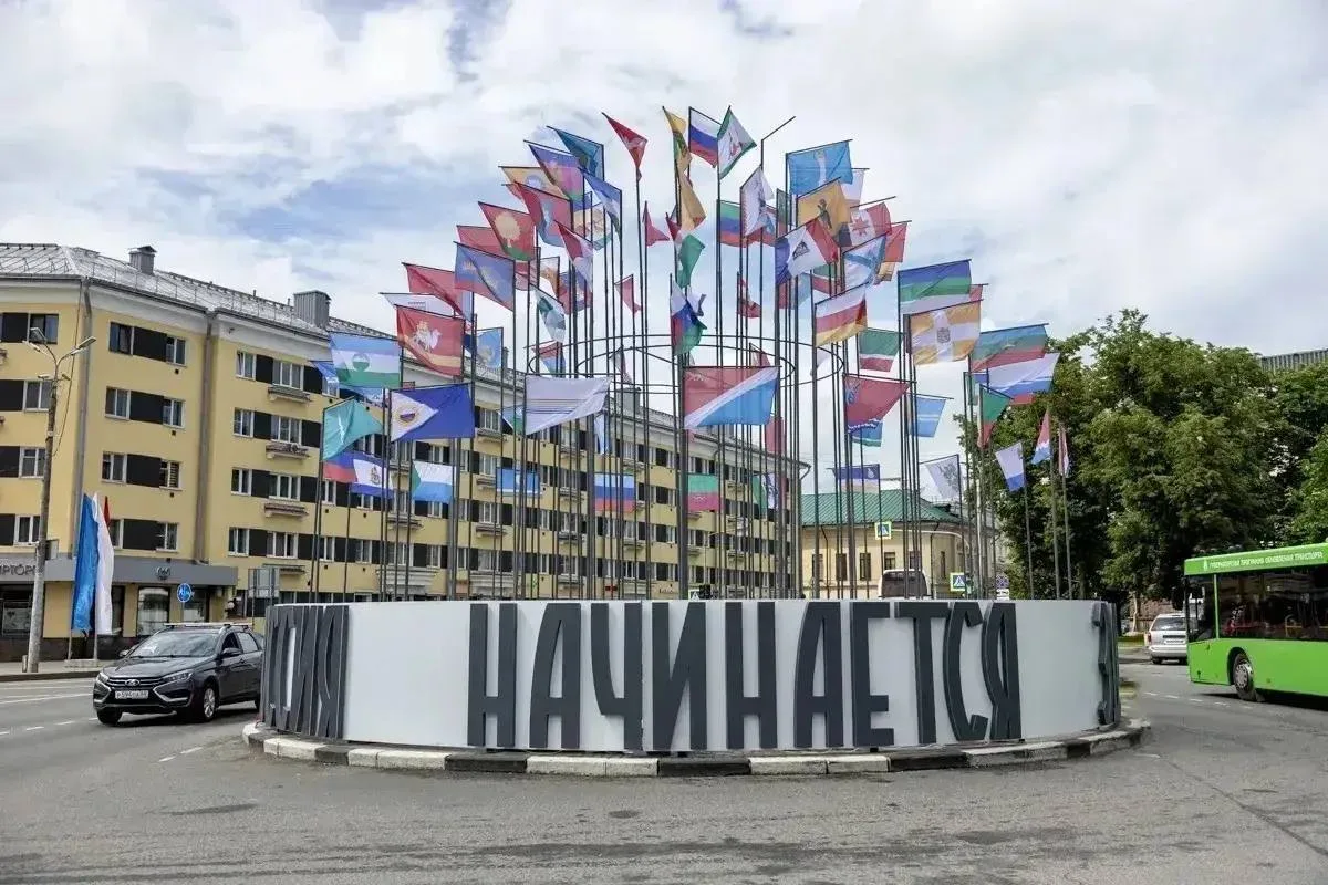 В центре Пскова, на Октябрьской площади, появилась новая инсталляция с известным девизом «Россия нач