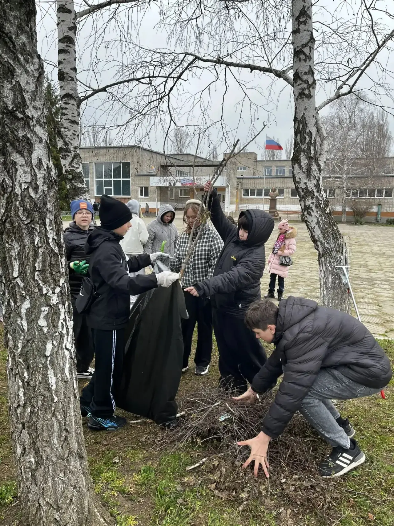 🌍 В преддверии Дня Земли активисты Движения Первых уже в деле! 🌱  Активисты нашей гимназии ✨Полина К