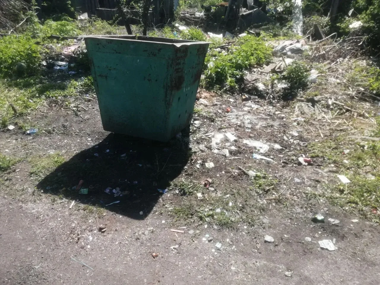На территории городского округа ежедневно проводится работа по уборке контейнерных площ...