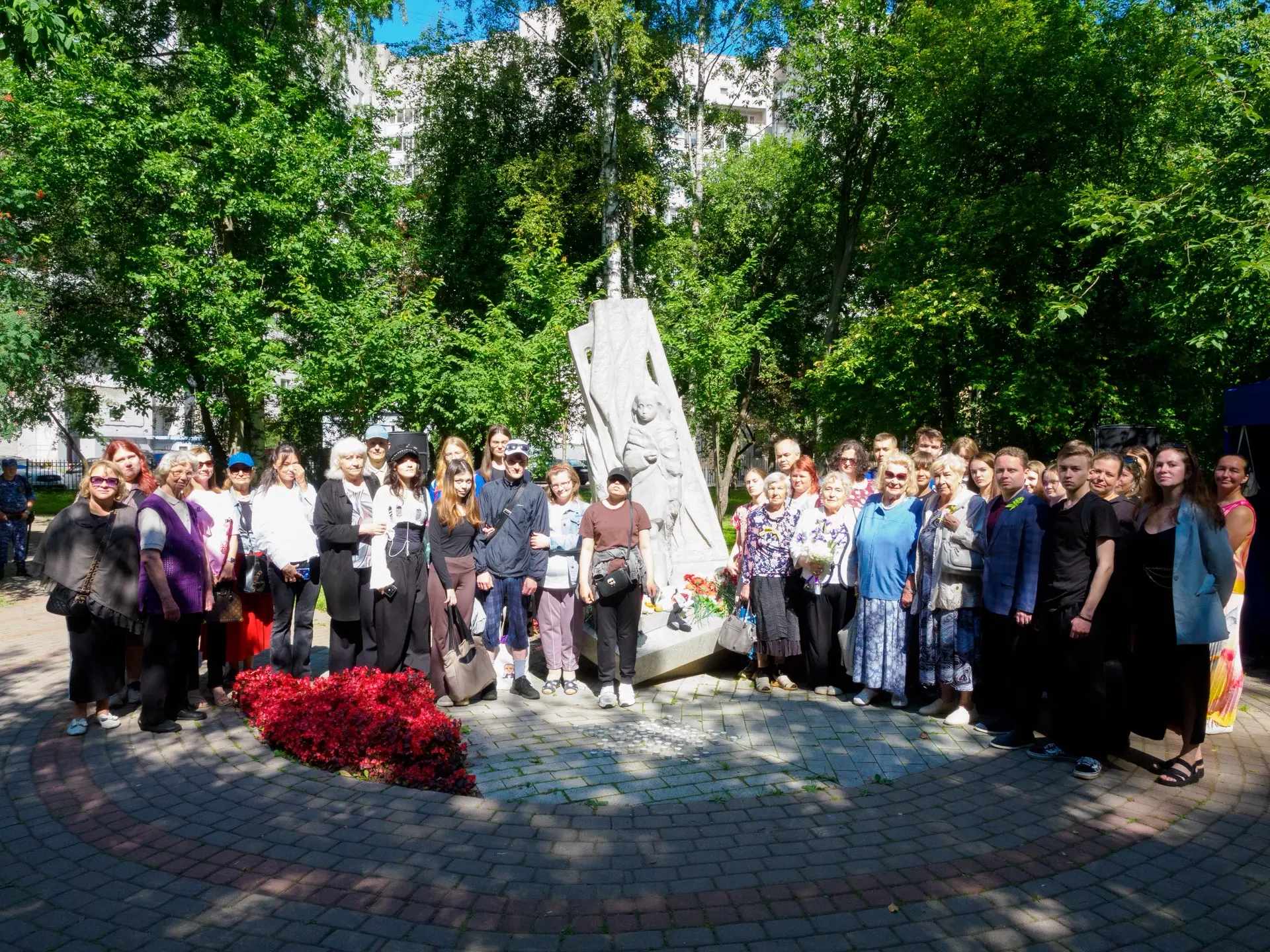В День окончания Ленинградской битвы провели акцию «Золотая звезда» в Анфисином саду: у...