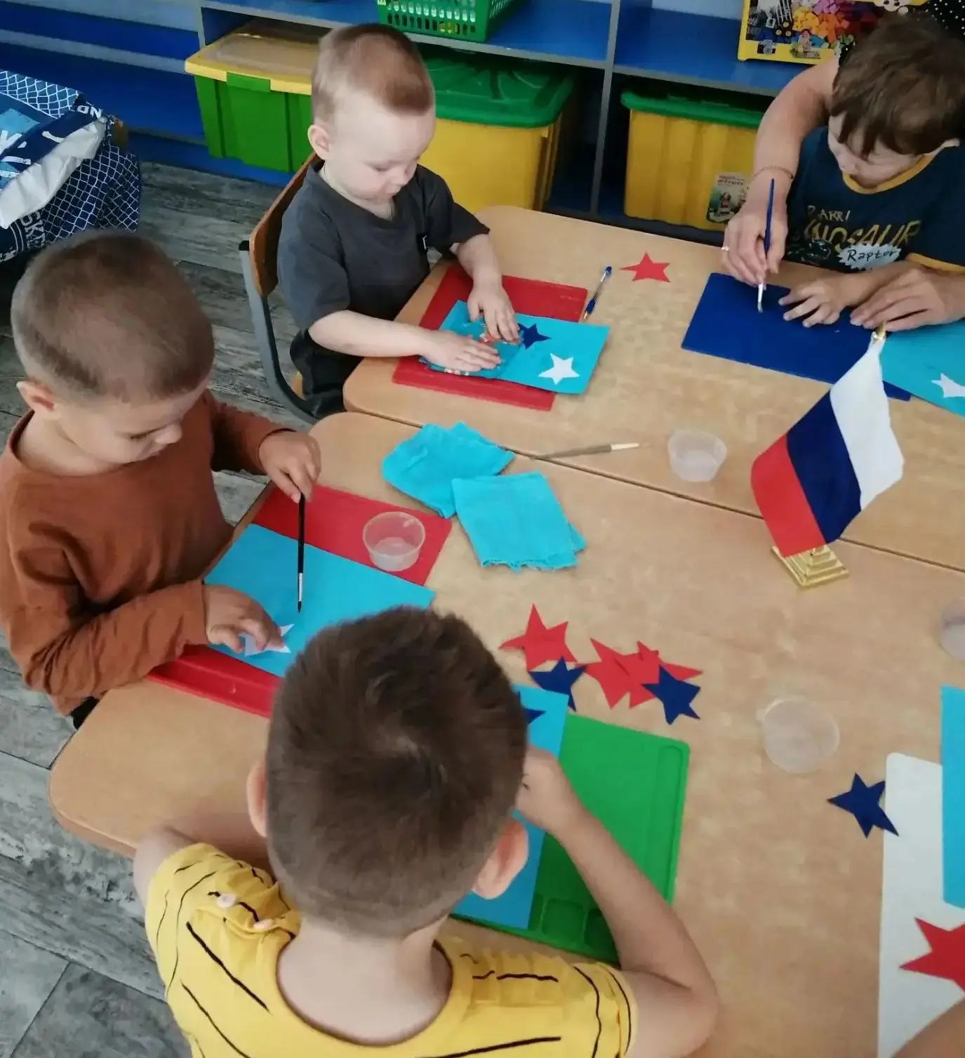 В младшей группе 9 "Весёлые утята "прошло познавательное мероприятие, посвящённое Дню Г...