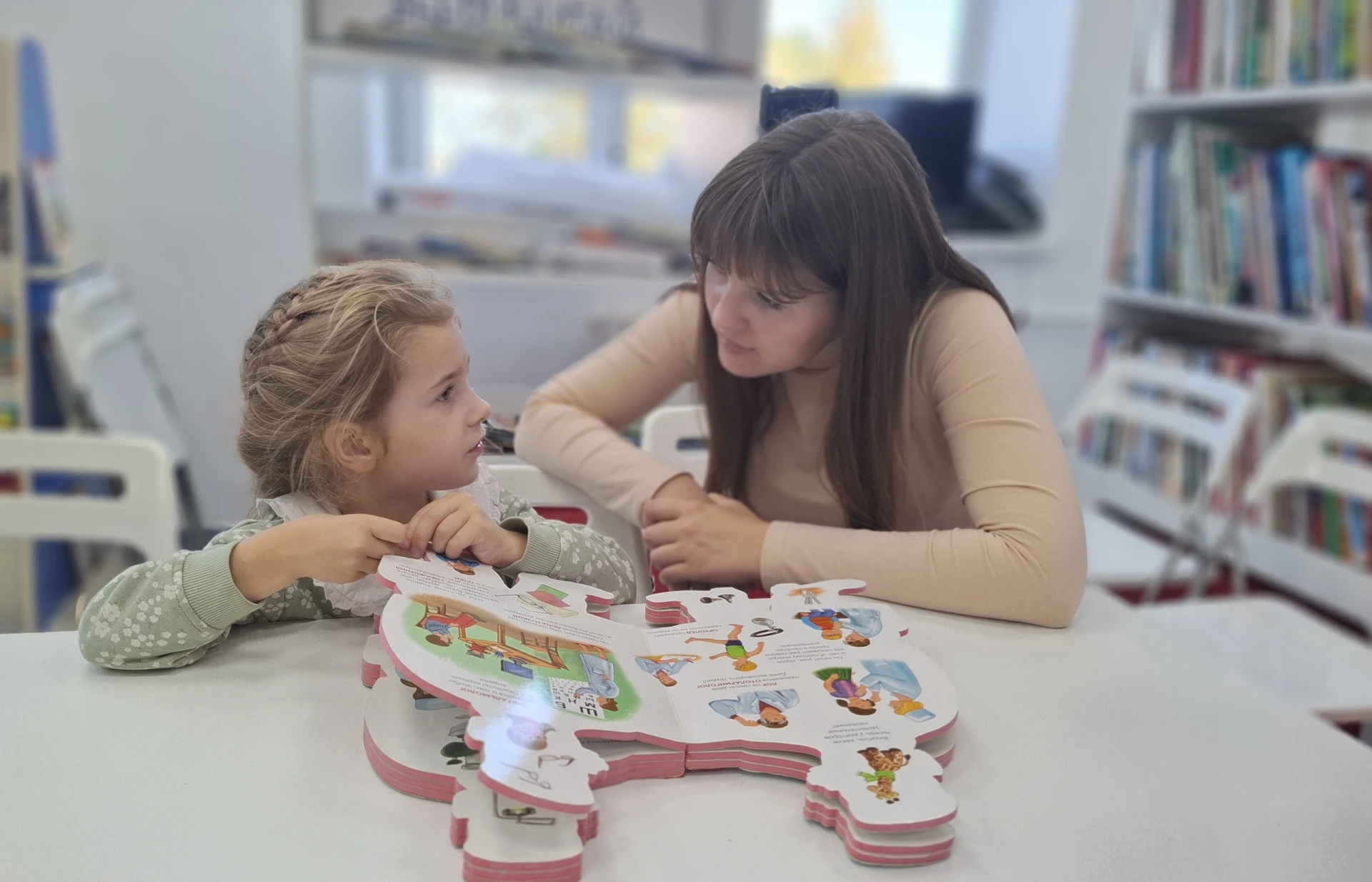 📚✨ В детской библиотеке Югорска прошла первая встреча участников лаборатории семейного...