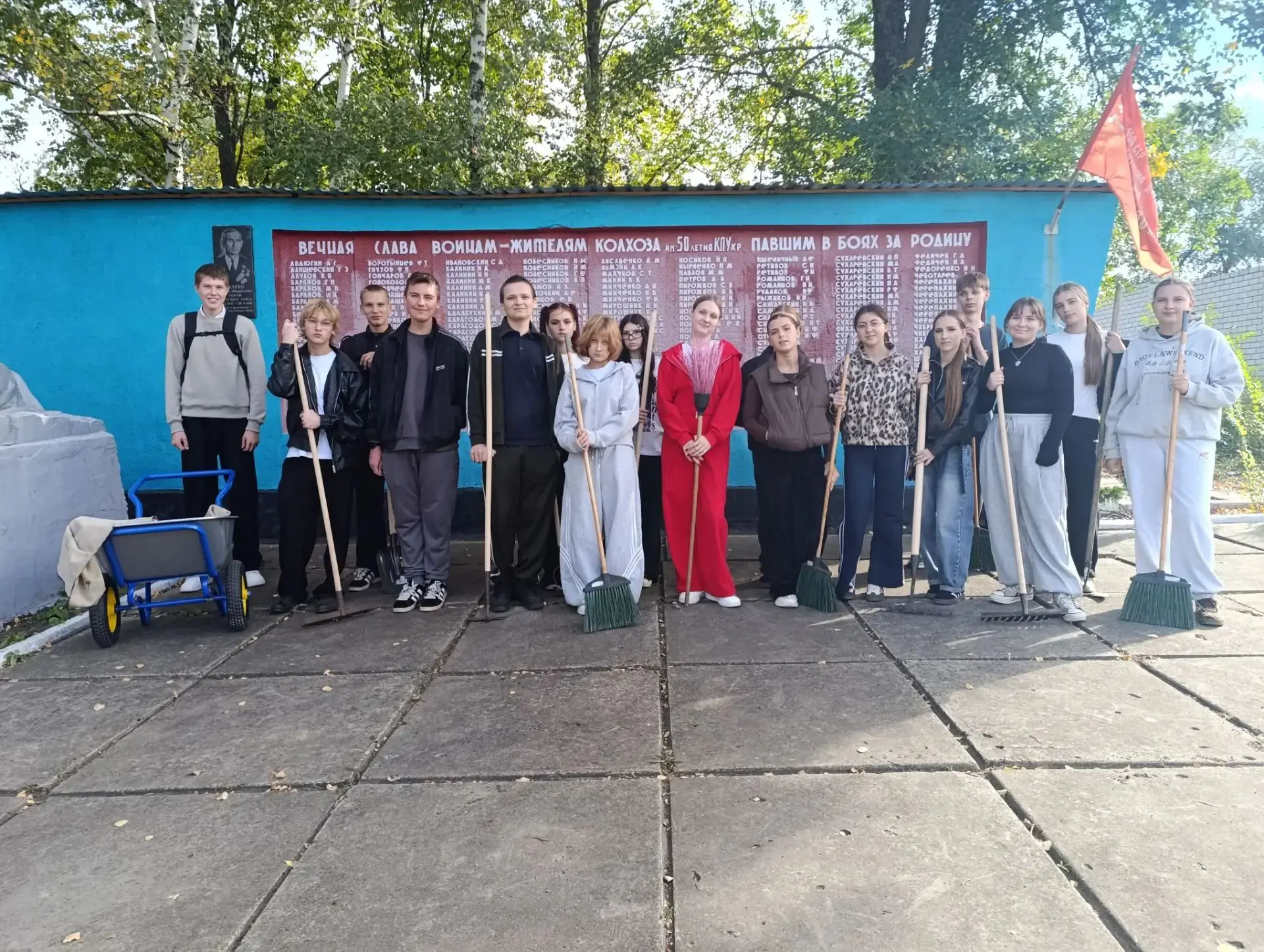🕯️ Сохраняя память: Уборка у памятника "Скорбящая Мать"