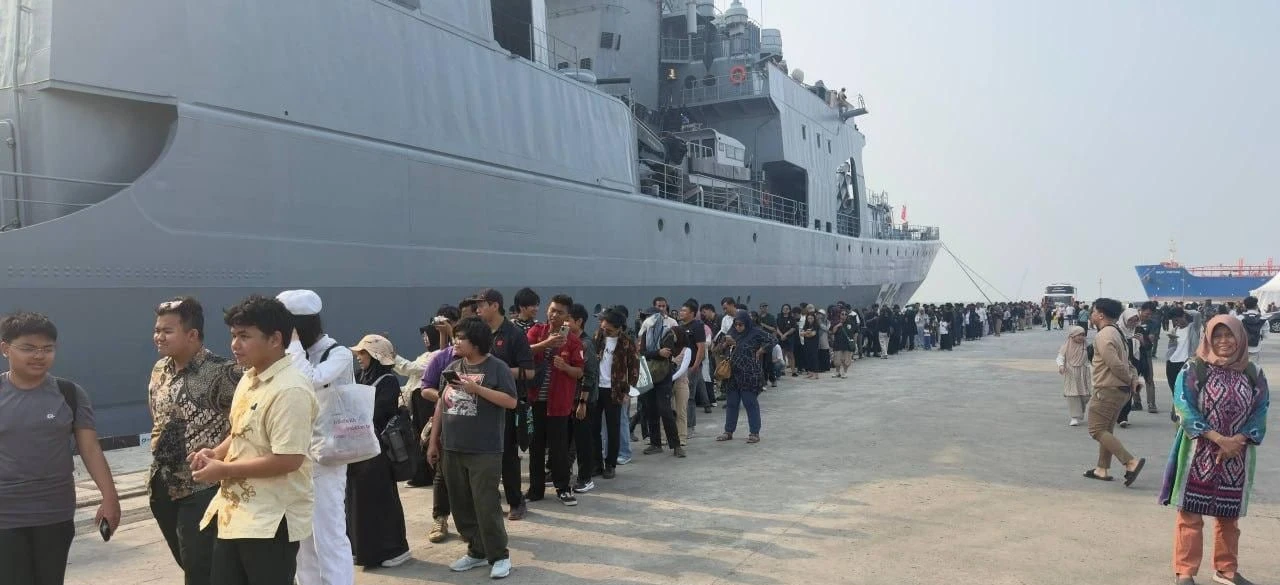 🛳️ Жители Индонезии выстроились в огромные очереди, чтобы попасть на экскурсию на росс...