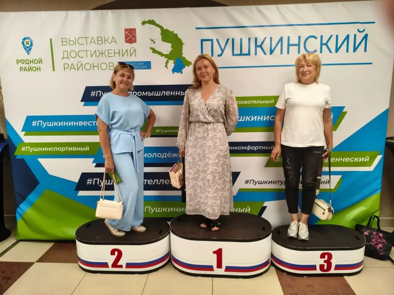 Наши педагоги побывали на открытии выставки «Родной район».

Сегодня в Доме молодёжи «Царскосельский