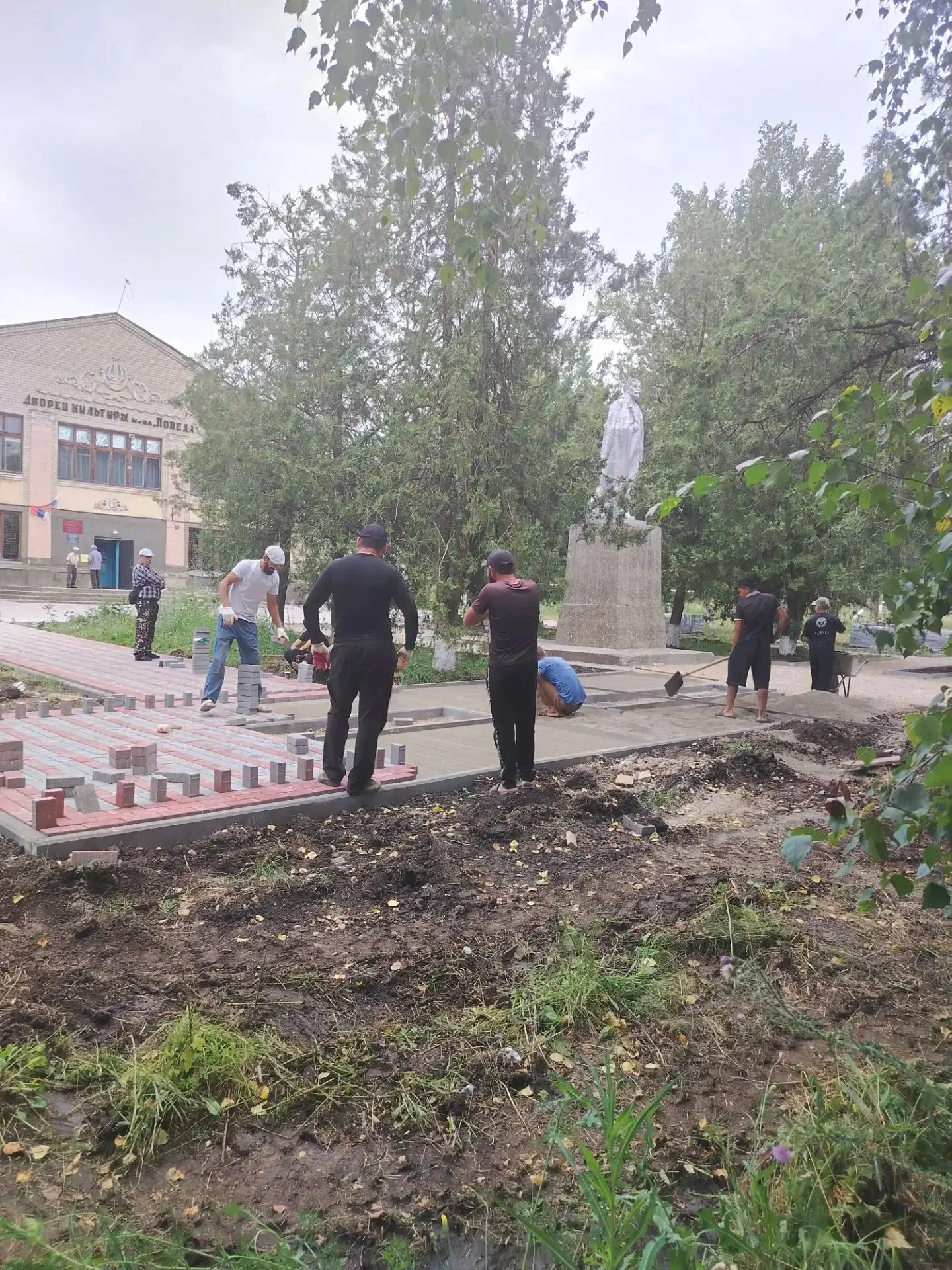 В селе Нижняя Александровка продолжается благоустройство территории, прилегающей к местному Дому кул