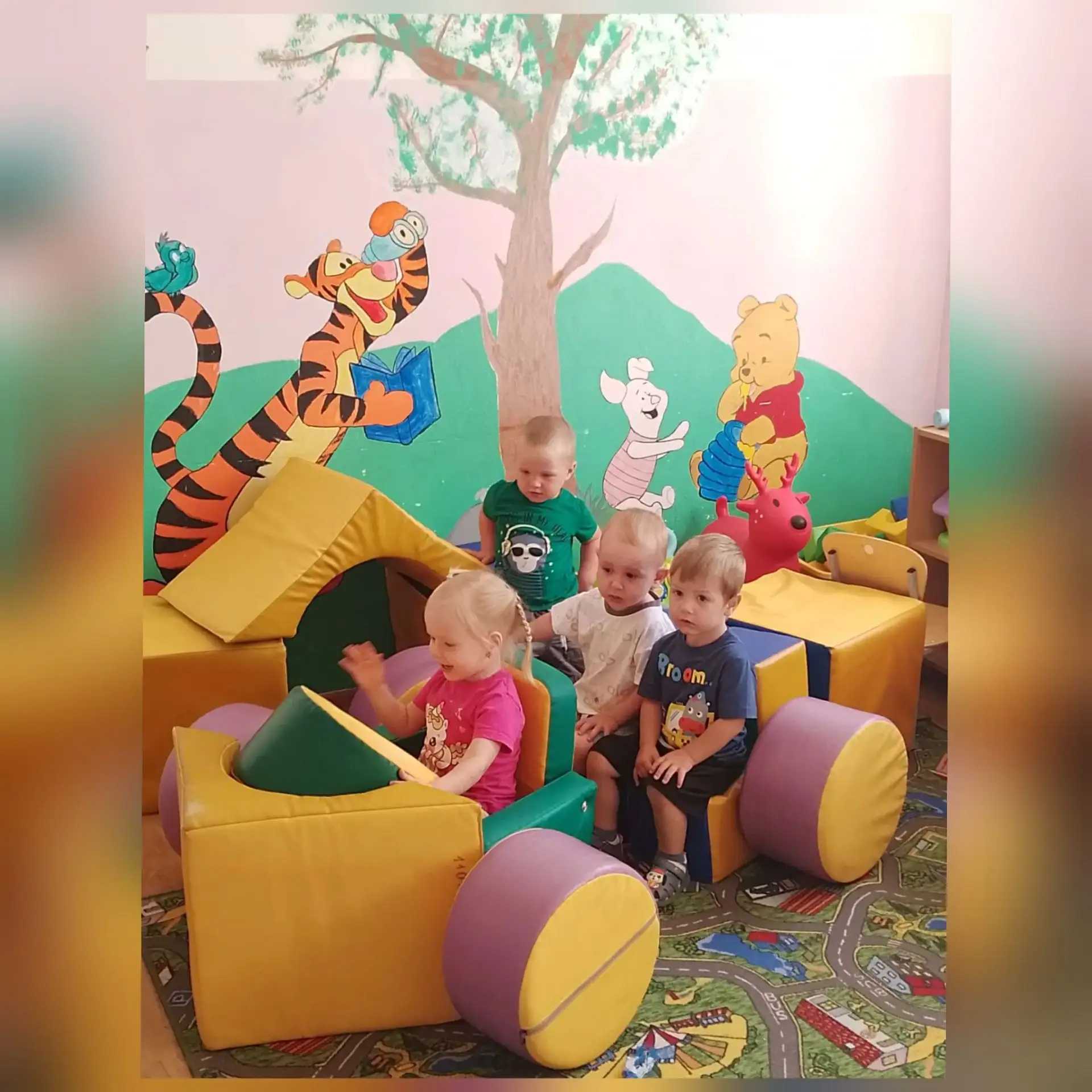 Наши малыши построили огромную машину из больших мягких модулей! 🤩