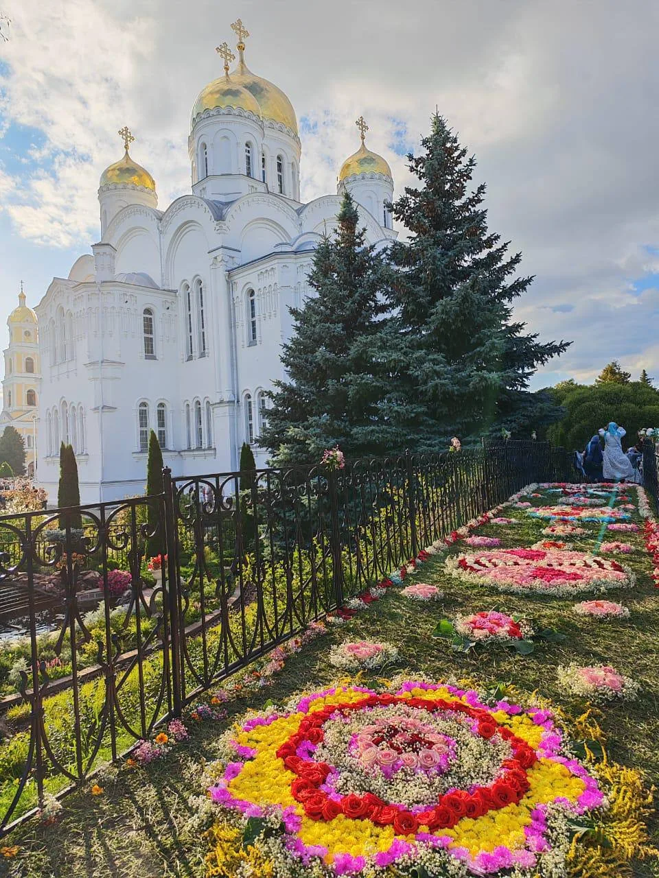 🌸 Успение в  Дивеево: цветущий ковер на Святой Канавке 🕊️