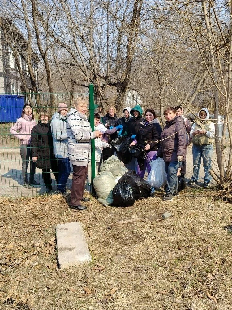 Сегодня коллектив Дальнегорской больницы вышел на субботник  Навели порядок на территории больничног