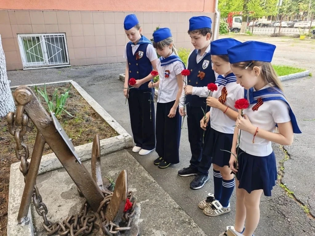 🧑‍🏫 Сегодня в стенах нашей школы царит особая атмосфера — атмосфера глубокого уважения, памяти и гор
