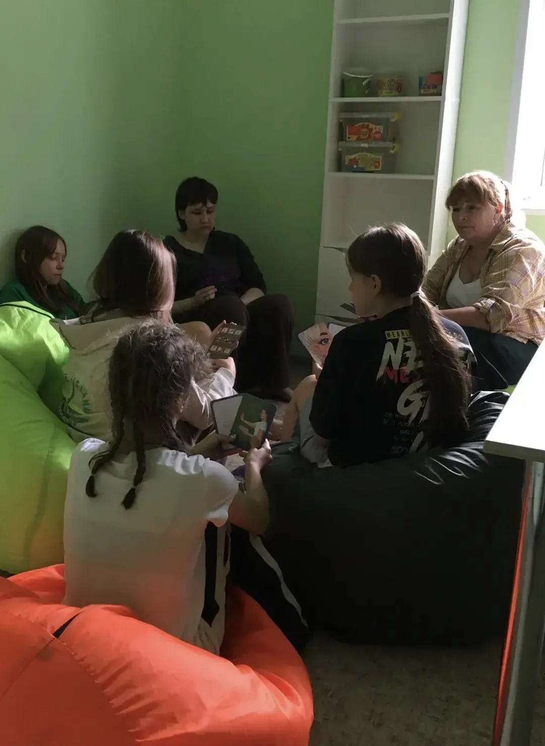 Проведено занятие с психологом, на котором использовались метафорические карты "Кто ты?". Это была у