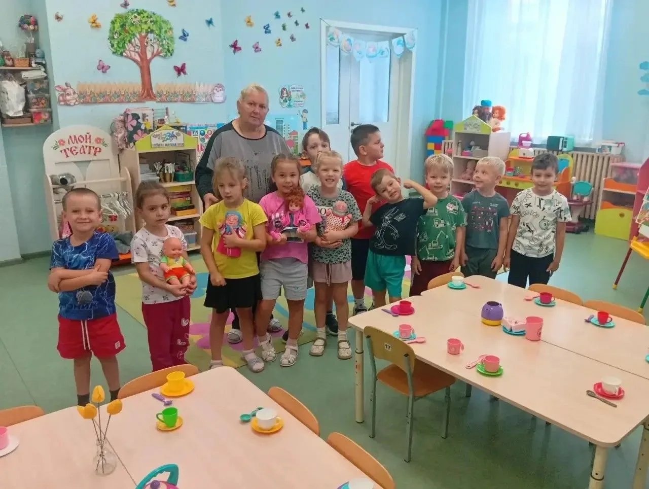 В конце недели ребята выполняли аппликацию с элементами рисования "Открытка для бабушки...
