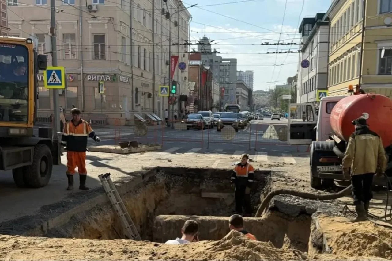 🚧 Улицу Варварскую полностью перекрыли из-за ремонта теплосетей  Движение заблокировано в районе пер