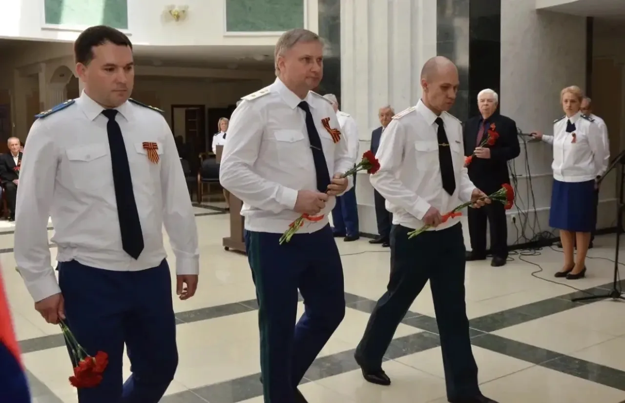 В прокуратуре Омской области у мемориала ветеранам Великой Отечественной войны прошло торжественное 