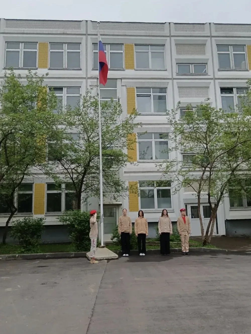 Выпускники приняли участие в торжественной церемонии поднятия Государственного флага РФ.   Для одинн
