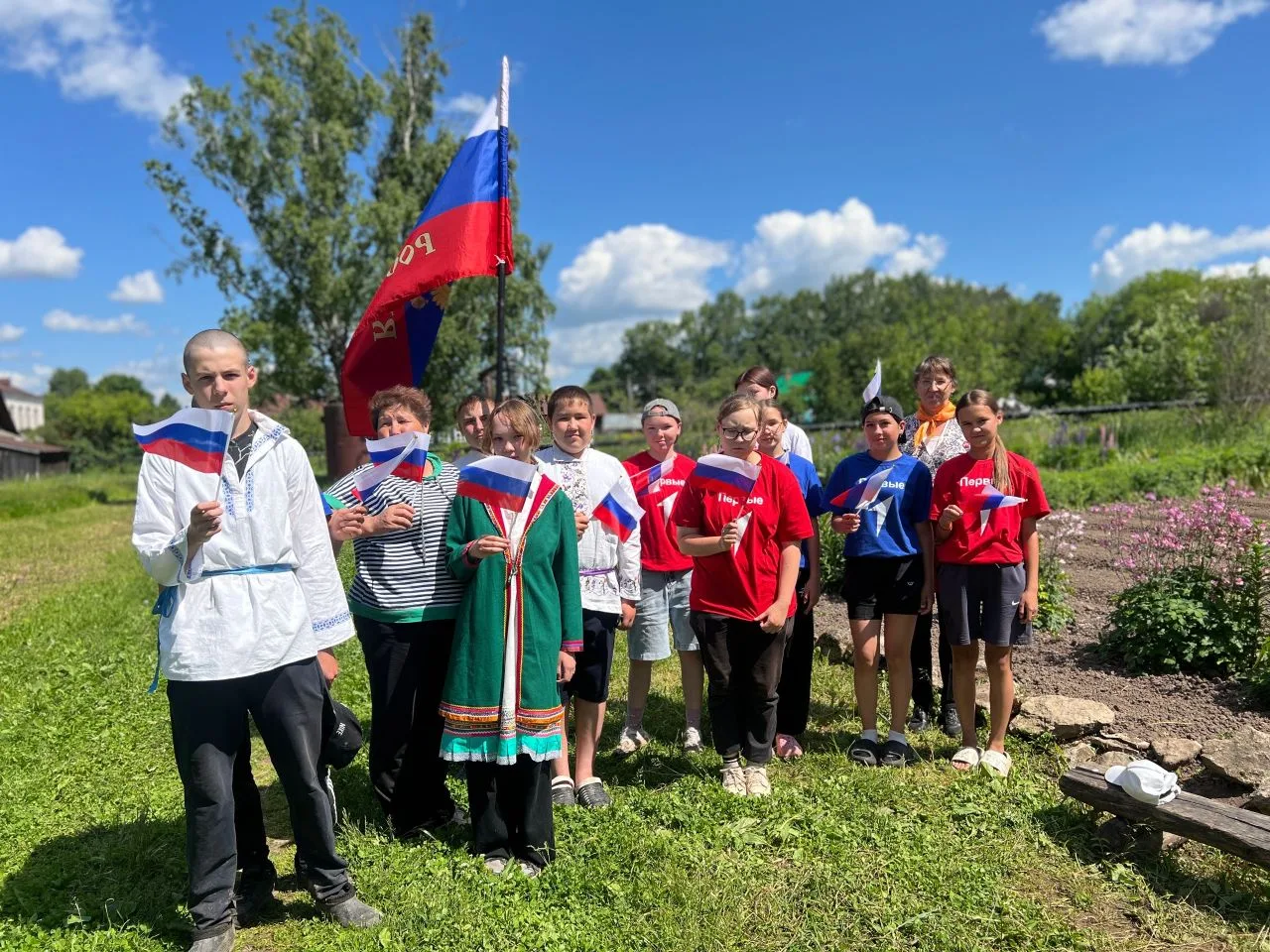 🇷🇺 Хоровод дружбы народов: как мы отметили День России!

✨На нашей дворовой площадке царила неверо
