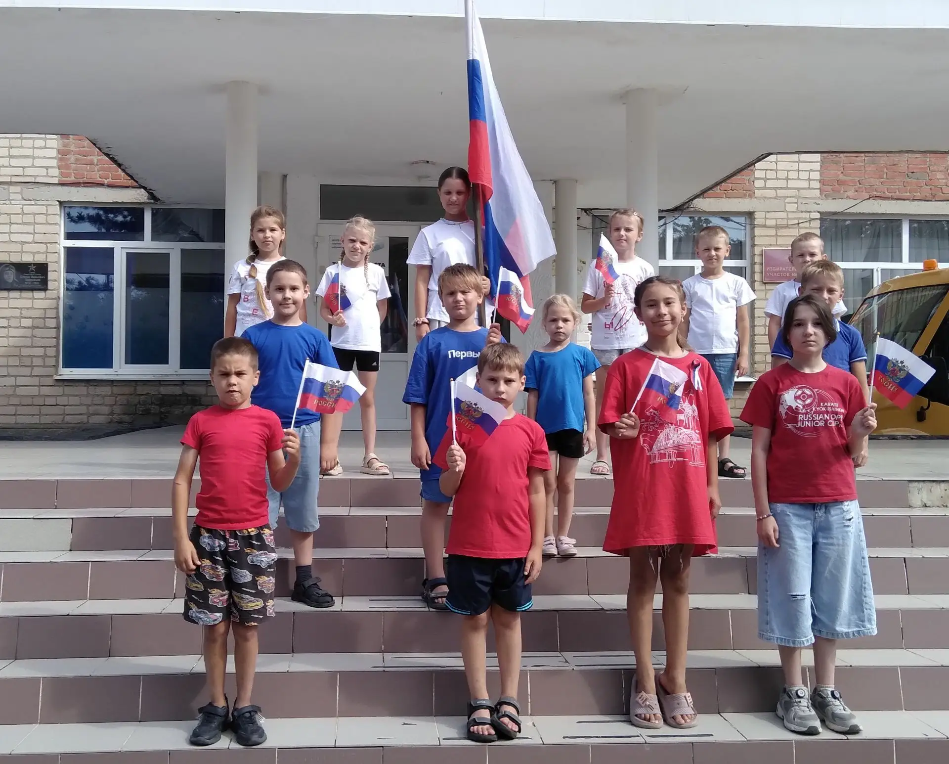 Ребята из ЛДП «Казачок" Золотарёвской СОШ им. С. И. Здоровцева,  одетые в футболки бело...