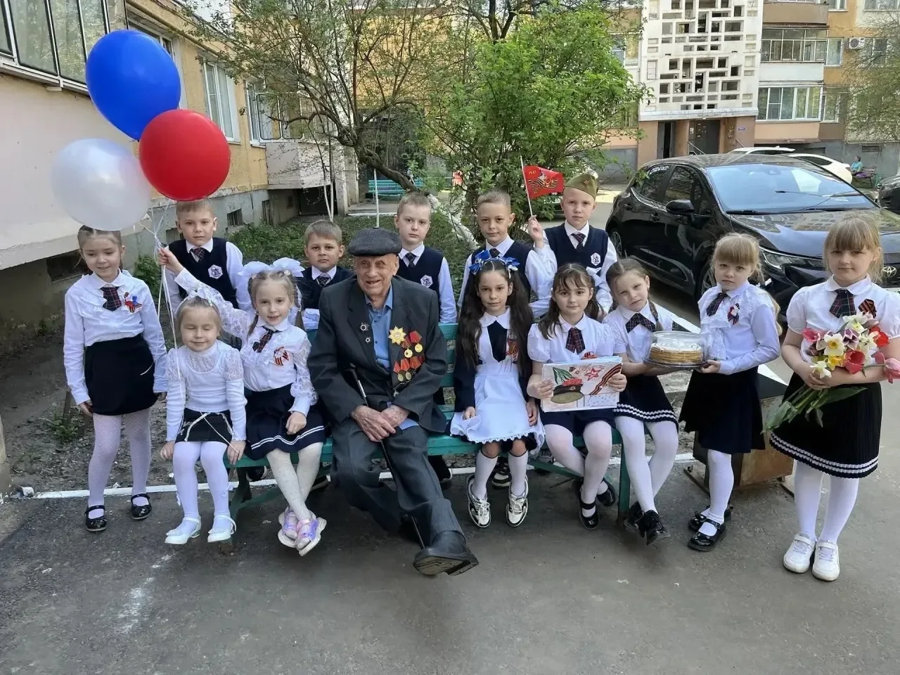 ✔️В честь 100‑летнего юбилея ученики 1А класса навестили участника Великой Отечественной войны — Кро
