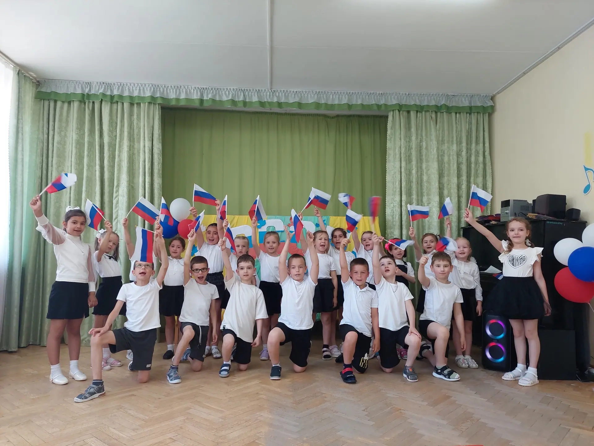 Россия в маленьких сердечках ❣️

Девчонки и мальчишки детского сада «Орлёнка» отметили День России п