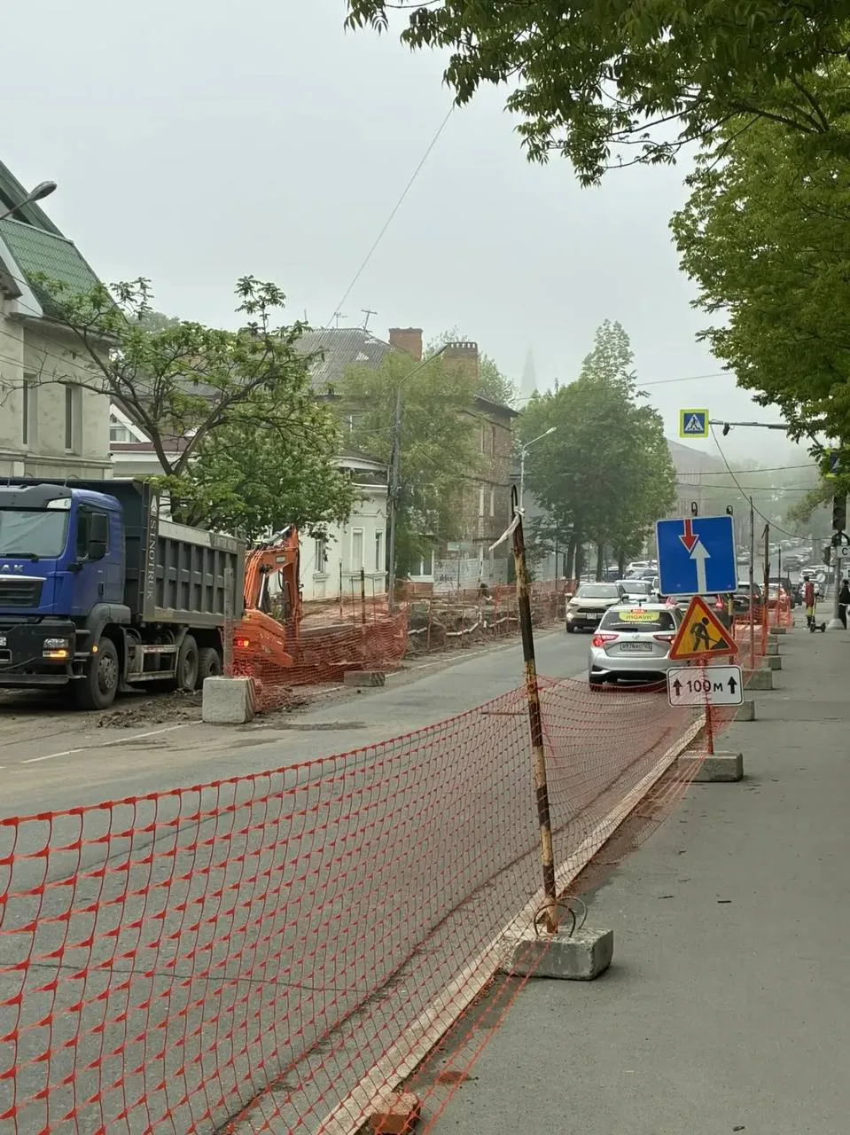 Большие сложности для пешеходов на Пушкинской во Владивостоке: школу и дома отрезали и перехода нет.