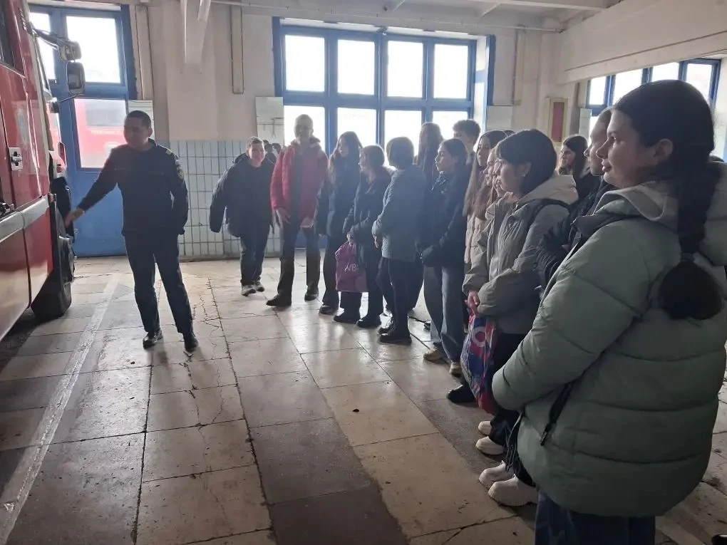 🧯В рамках профориентационной работы учащихся 8в класса посетили пожарно- спасательную часть 2 в Крас