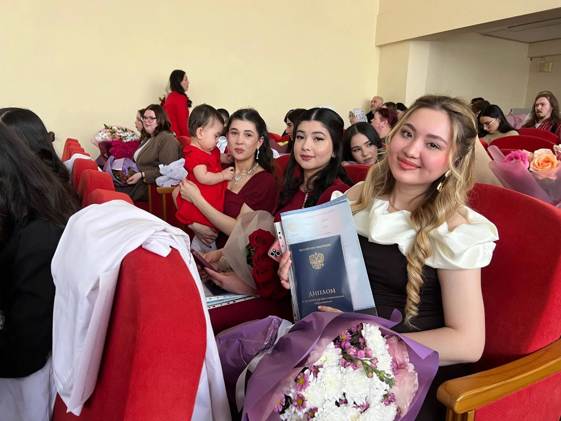🎓Дипломы акушерок получили 87 молодых медиков  Ура! Региональная служба родовспоможения пополнится н