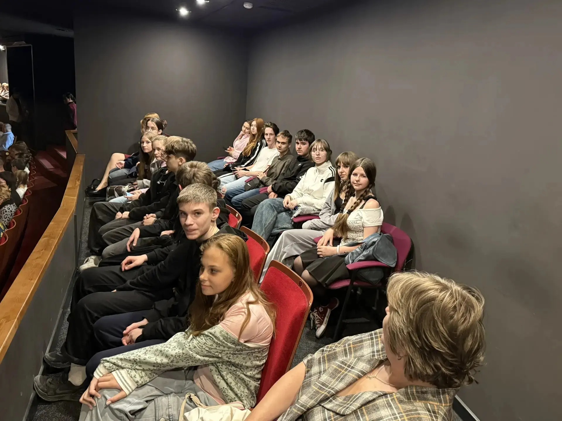 🎭 29-го апреля ученики 8В и 8Г классов отправились в увлекательное путешествие в мир искусства, посе
