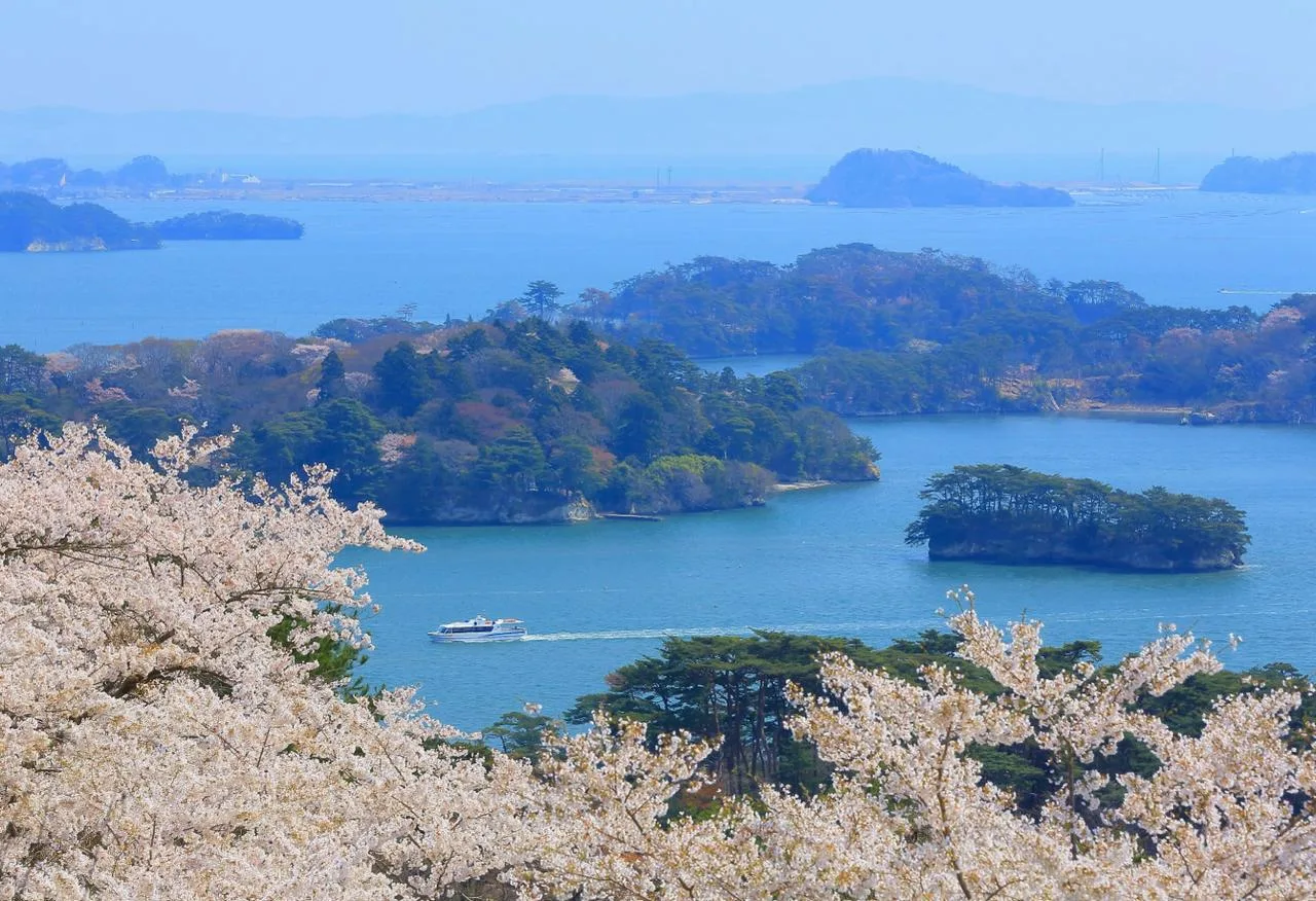 Залив Мацусима, Япония 🇯🇵

🔹 Мацусима - залив на севере японского острова Хонсю, вдоль береговой 