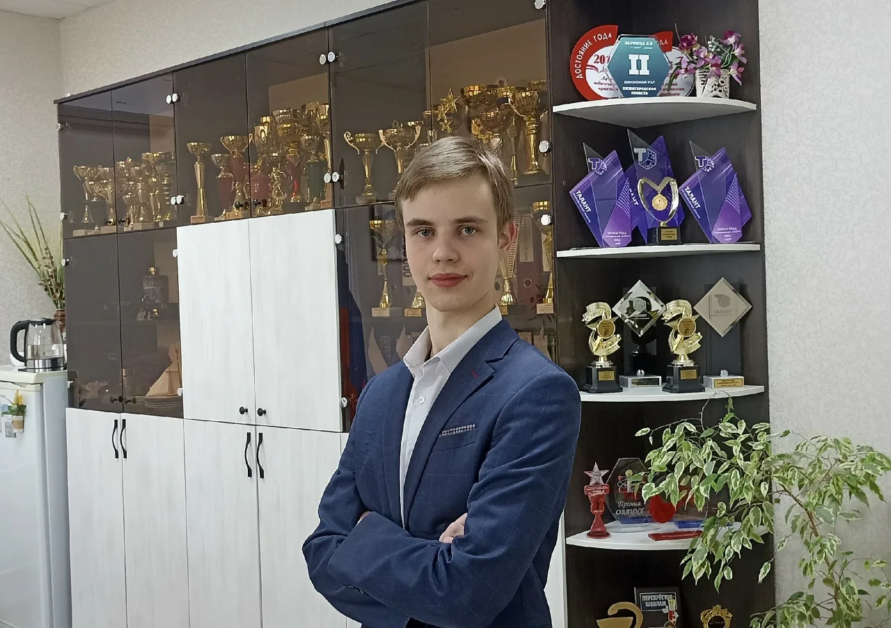 Выпускник школы № 2 Георгий Фролов сдал ЕГЭ по истории на 100 баллов.

Георгий с детства увлекался и