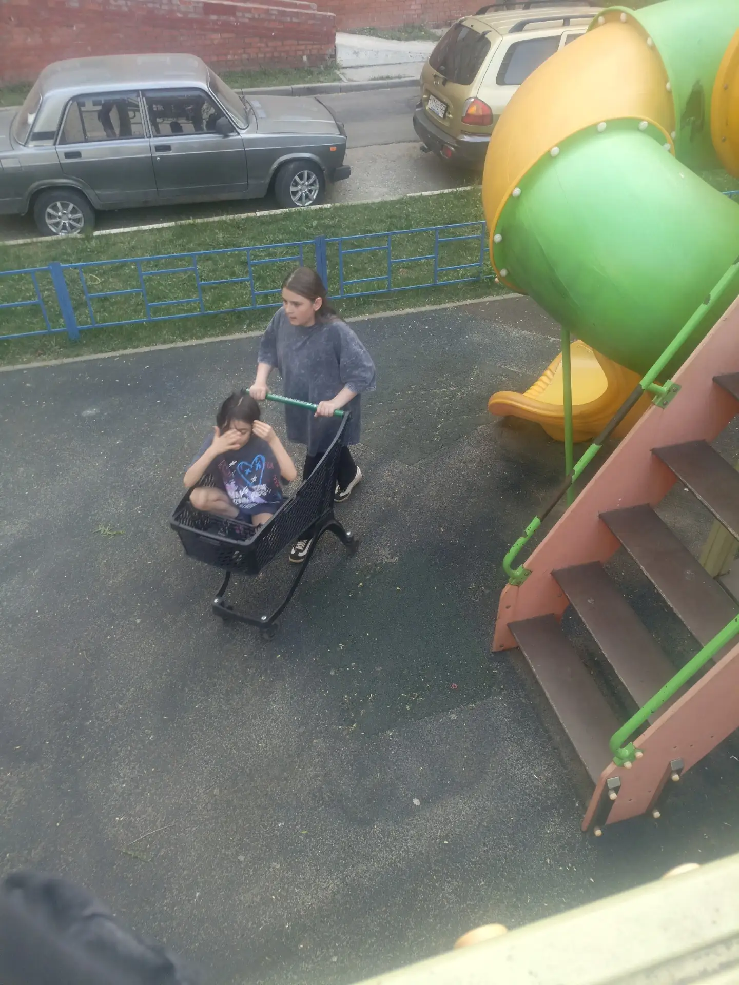 Родители этих детей, прошу принять меры: сломали уже две тележки, а принесли три. На замечания не ре