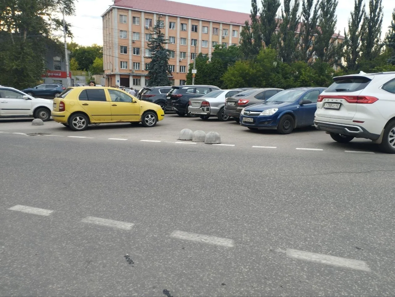 Калуга-1. Опять сдвинули установленные полусферы. Припаркованные авто вновь затрудняют движение обще