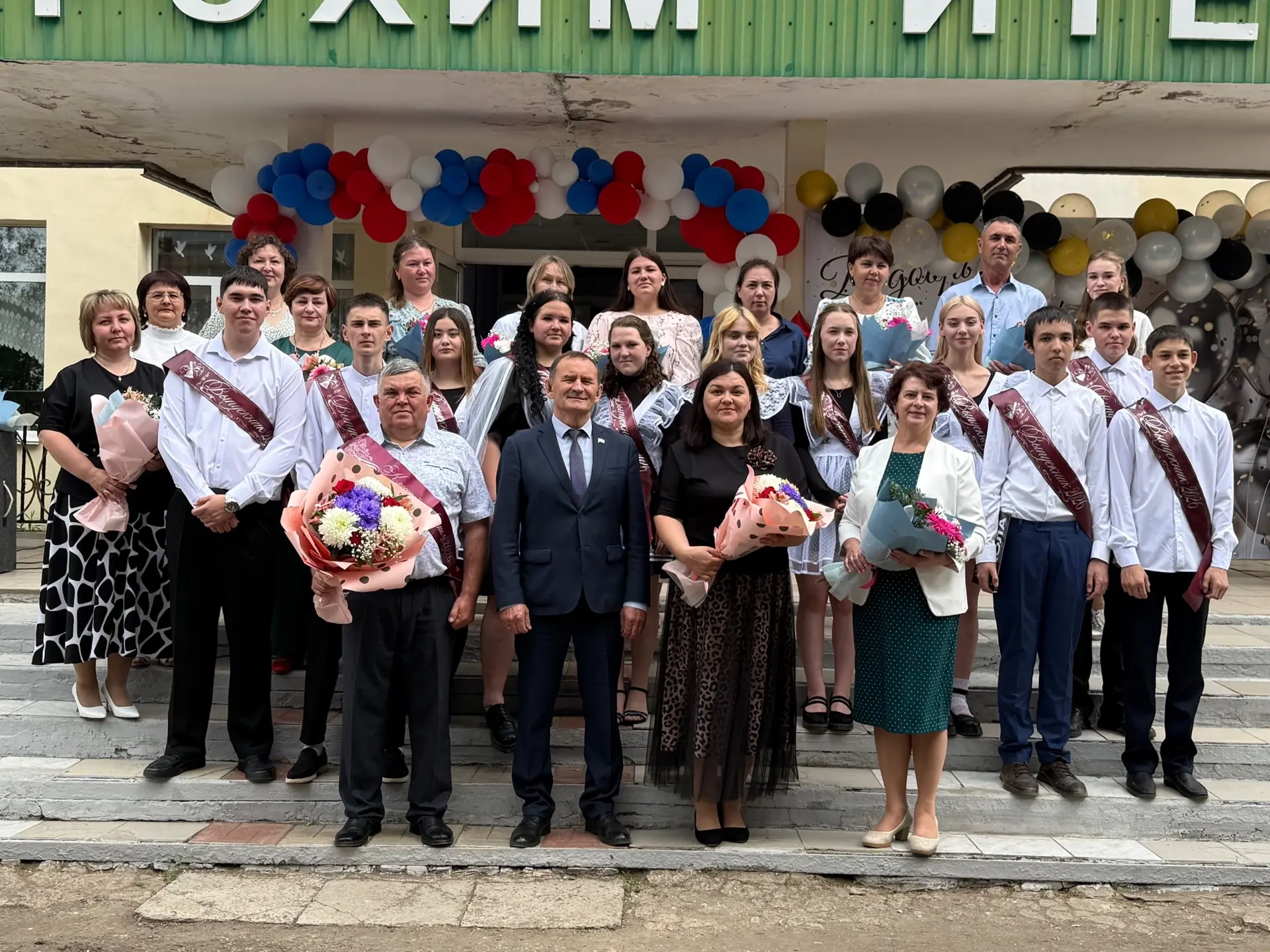 ✨Сегодня в нашей школе прошёл праздник Последнего звонка, который не отмечен на календа...