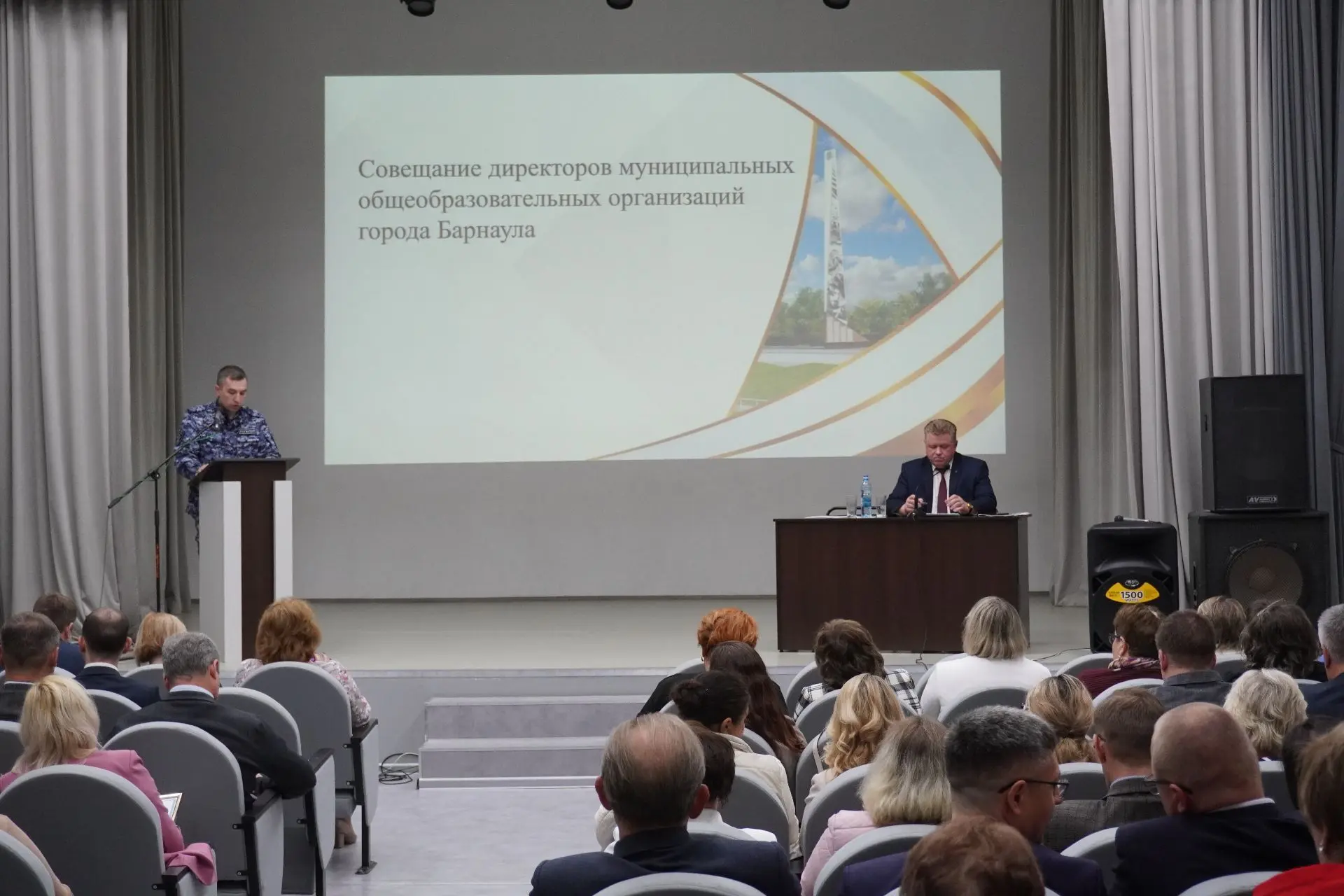 🏫 В Барнауле обсудили безопасность школ, подготовку к отопительному сезону и летнюю занятость подрос