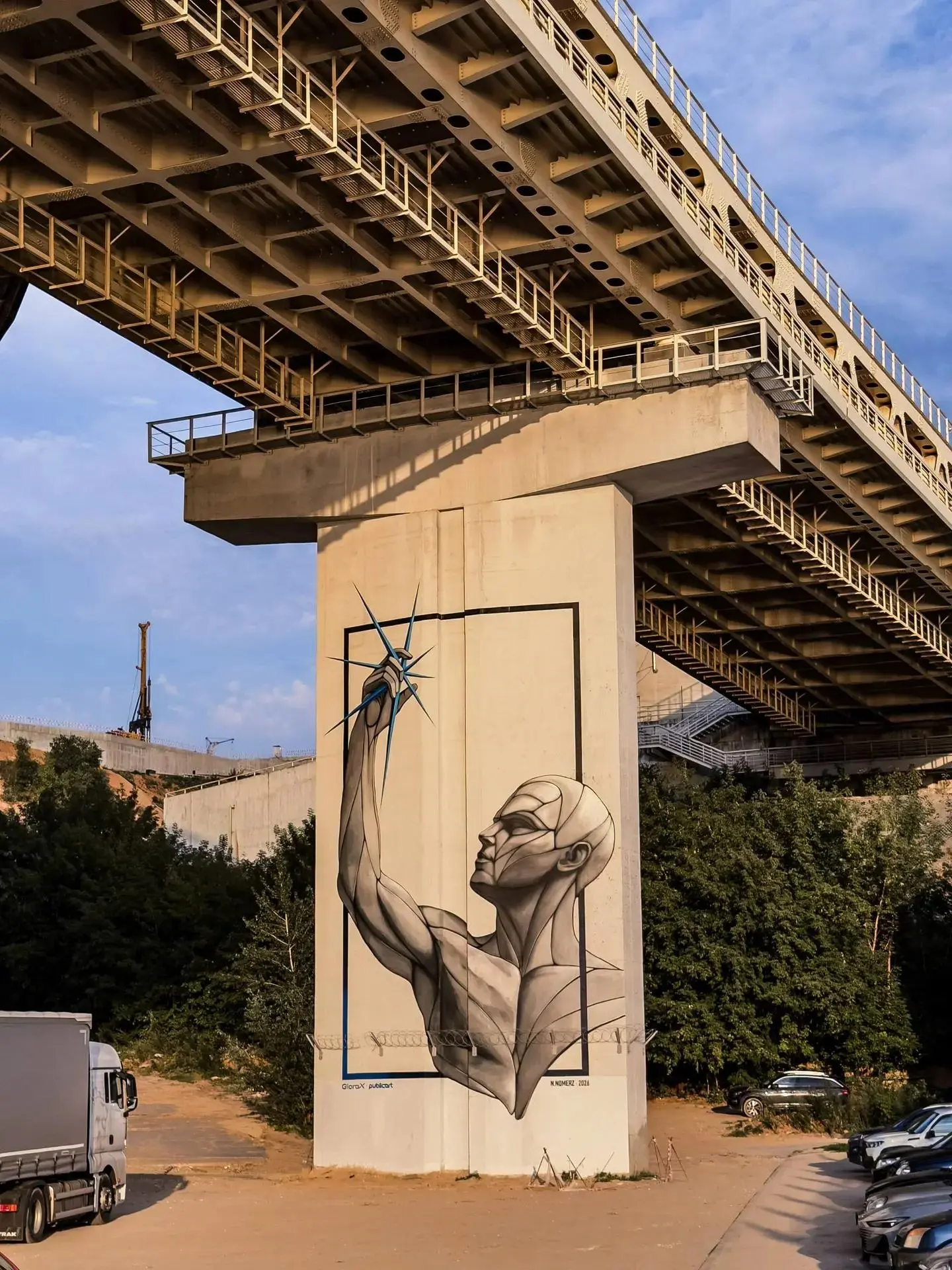 🎨 Гигантское граффити «К звезде» появилось этим летом на опоре метромоста. Его создал ...