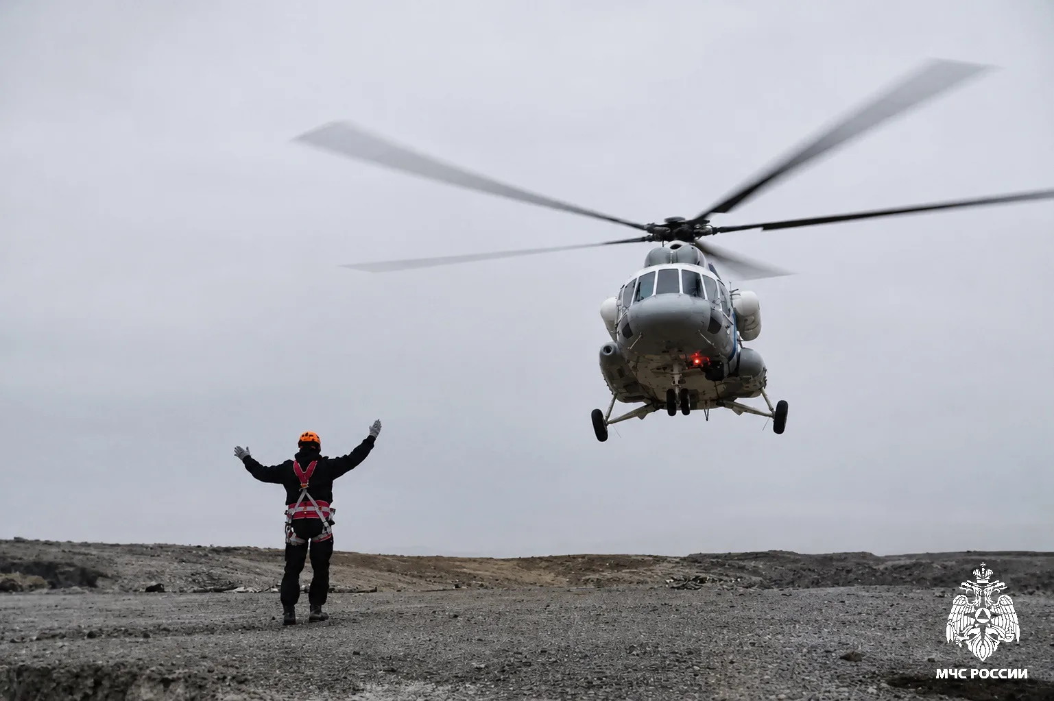🚁 Чукотские спасатели МЧС России отработали навыки беспарашютного десантирования в Арк...